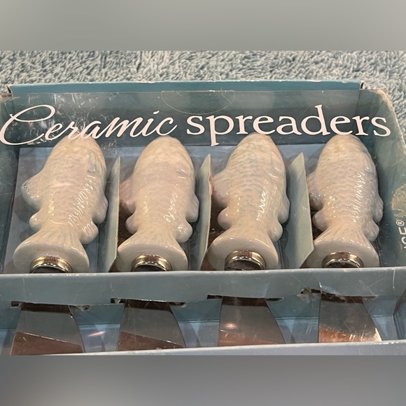 (4) Ceramic White Handled Fish Spreaders by Boston Warehouse Trading Co 2007 - Picture 3 of 7